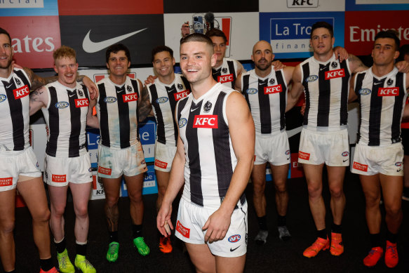 Lachie Sullivan and Collingwood sing the club song.