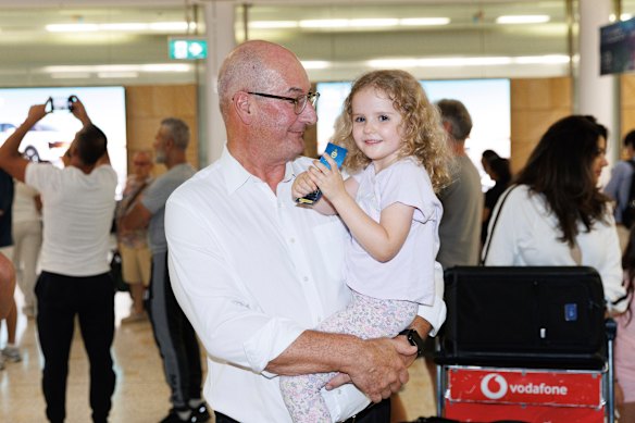 David Koch dengan cucunya di Bandara Sydney.