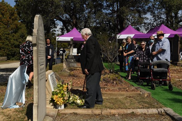 Bill Hamburger (centre) the great-great-grandson of William Tipple Smith unveiling a new headstone in Rookwood Cemetery. 