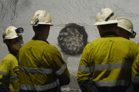 A study published last year by Curtin University estimated more than 275,000 workers nationally, including tunnellers, miners, construction workers and stonemasons, are exposed to high levels of crystalline silica.