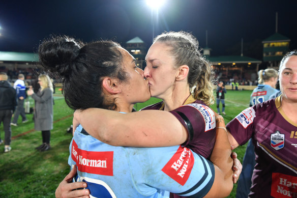 Vanessa Foliaki and Karina Brown kiss after Origin in 2018.