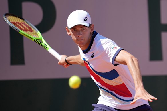 Alex De Minaur defeated Italy’s Stefano Travaglia to advance to the second round.