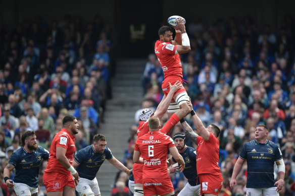 Richie Arnold wins a lineout for Toulouse.