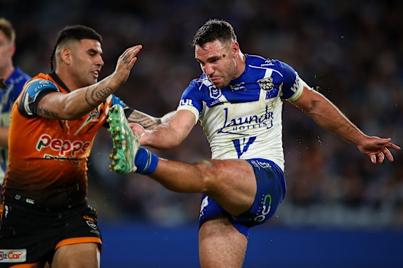 O zagueiro dos Bulldogs, Sean O'Sullivan, levou os Wests Tigers para as oitavas de final.