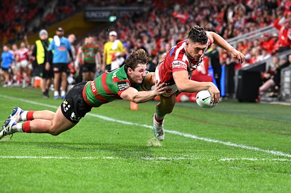 Jake Averillo scores a try.