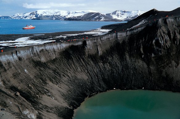 The rim and the crater of Deception Island’s volcano.
