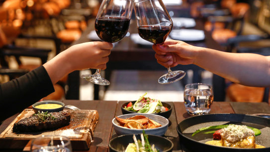 COVID-19 socially distant restaurant dinner date.