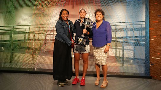 Barty holds the trophy alongside Cathy Freeman and Evonne Goolagong Cawley.