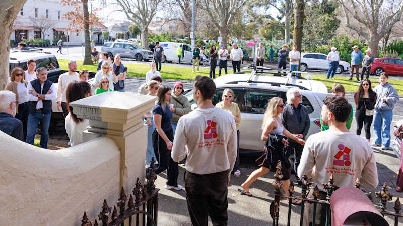 Spring Auction Thaw Faces Rate Hike Freeze as Buyers Hunt Bargains — image 2