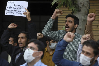 抗議者在瑞典駐伊朗德黑蘭大使館前抗議瑞典右翼團體計劃焚燒古蘭經的示威活動中高呼口號。