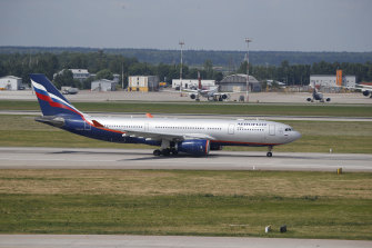 Aeroflot Airbus A330 uçağı Moskova'nın Sheremetyevo havaalanında taksiye biniyor.