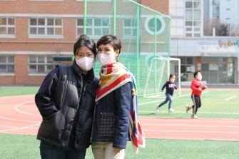 작가 홍정희(47)와 21세 딸 윤씨 자택 인근 투표소에서