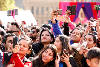 Des foules d'Australiens indiens affluent pour voir la superstar de Bollywood Aishwarya Rai Bachchan à Federation Square, 2017.