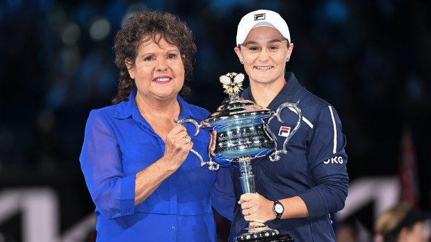 Evonne Goolagong Cawley and Ash Barty hold the Australian Open trophy.