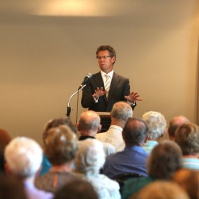 Norman O'Bryan addresssing a meeting of Banksia creditors 