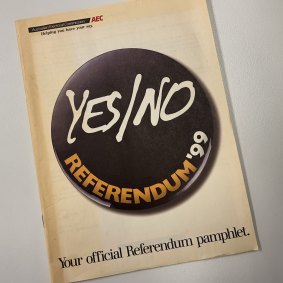 The official pamphlet laying out the Yes and No cases from the 1999 republic campaign.