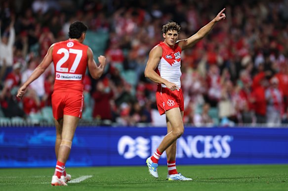 Charlie Curnow celebrates a goal 
