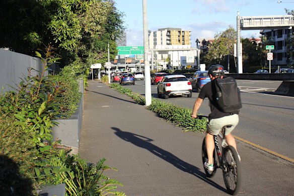 The new cycleway will link existing bike paths at Deakin Street and Mowbray Park in East Brisbane. 
