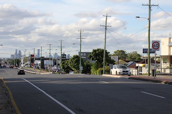 O 'Mount Gravatt Centre' fica a cerca de 13 quilômetros a sudeste do CBD. Ao contrário de outros subúrbios alvo de renovação urbana, não possui estação ferroviária ou linha principal de ônibus.