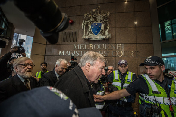 George Pell, tarihi cinsel saldırı suçlamalarıyla yüzleşmek için 2017'de Melbourne Sulh Ceza Mahkemesi'ne geldi.  Birinci jüri bir karara varamayınca ikinci jüri onu mahkum etti.  2020 yılında temyizde beraat etti.