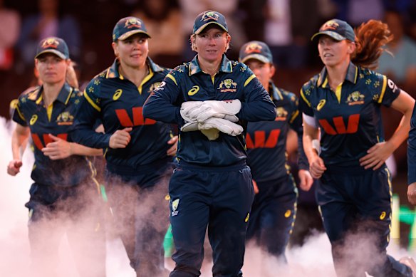 With Alyssa Healy retired, Beth Mooney took the gloves for Australia.