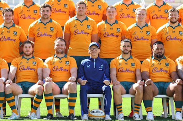 Les Kiss poses with the Wallabies team in Mendoza.