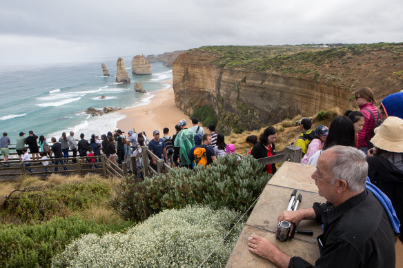 Great Ocean Road Regional Tourism says the 12 Apostles need better tourism facilities. 