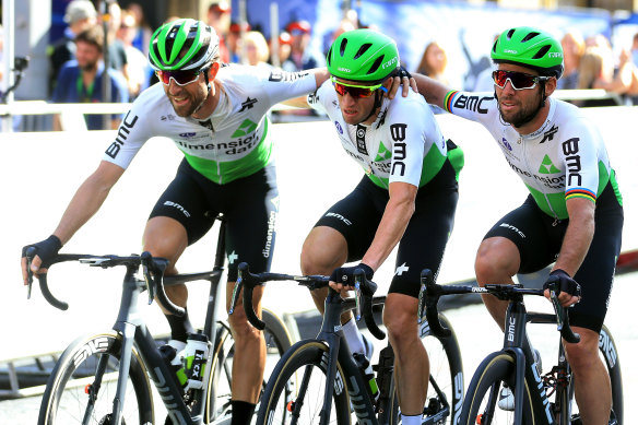 Teammates Bernhard Eisel (left) and Mark Cavendish (right) rally around Mark Renshaw (centre) in his last race. 