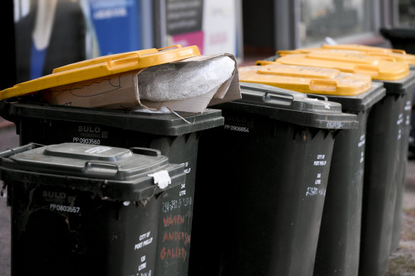 Recycling associations want households to be fined if they put they dump the wrong thing in their recycling bins. 