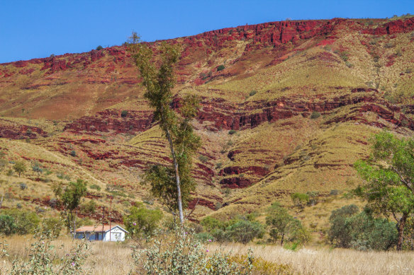 The last remaining properties at Wittenoom will be removed to reduce the appeal for tourists.