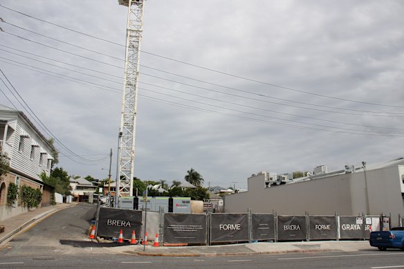 Alguns proprietários próximos disseram temer que o projeto ofuscasse o entorno e aumentasse o tráfego ao longo da faixa. 