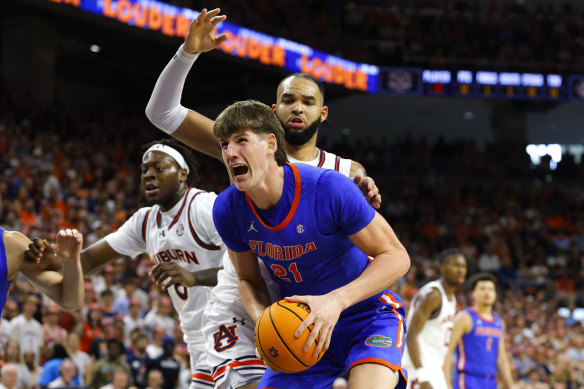 Alex Condon of the Florida Gators battles with Johni Broome of the Auburn Tigers.