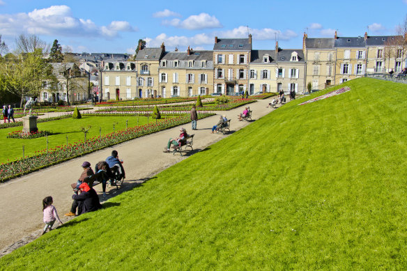 Take a stroll in the Jardin des Plantes.