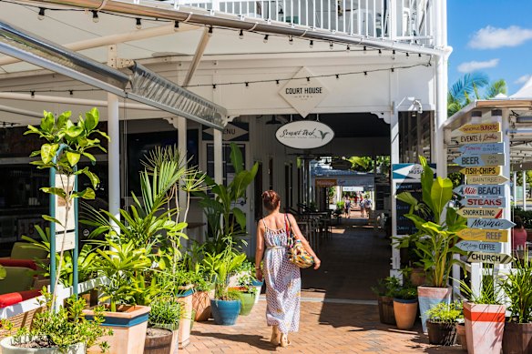 La animada Macrossan Street, la vía principal de Port Douglas.