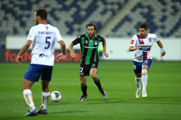 United's Dario Jertec, centre, in action against the Jets. 