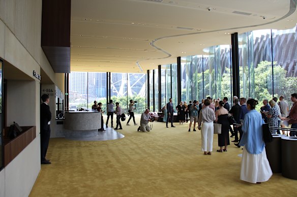 O corredor plano atrás do vidro curvo. 