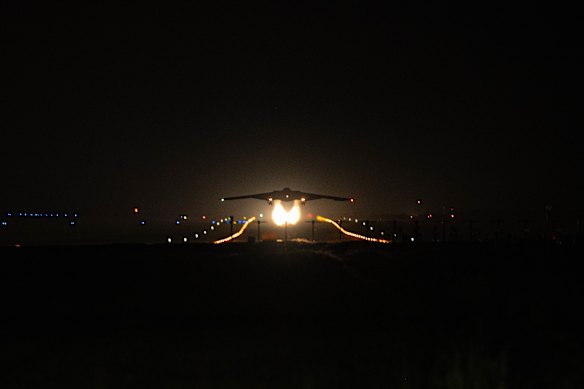 Seorang pembom B-2 lepas landas dalam misi 37 jam untuk menyerang Iran.