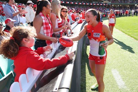 Laura Gardiner of the Swans greets fans at the SCG on Sunday.