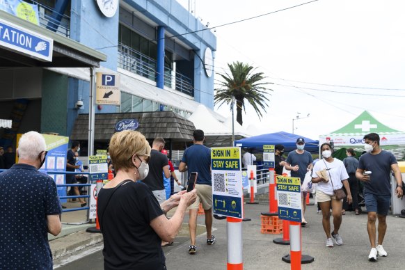 Sydney Fish Market on Christmas Eve. Due to the rise in COVID-19 cases, fuelled by the Omicron surge, mandatory face mask and QR check-in rules have been reintroduced.