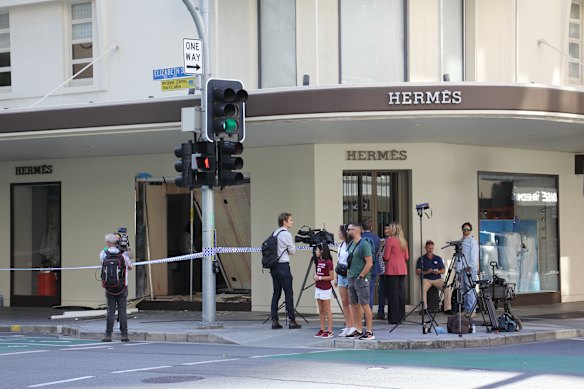 La tienda Hermès en el distrito financiero de Brisbane fue atacada por ladrones de carneros el lunes de Pascua por la mañana.
