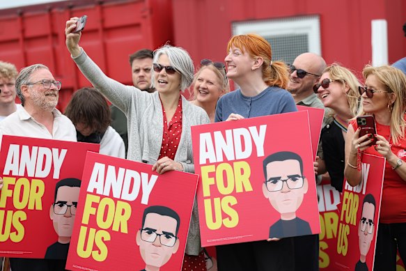 I sostenitori attendono l'arrivo del sindaco di Manchester Andy Burnham dopo la sua vittoria nelle elezioni suppletive di Makerfield della scorsa settimana.
