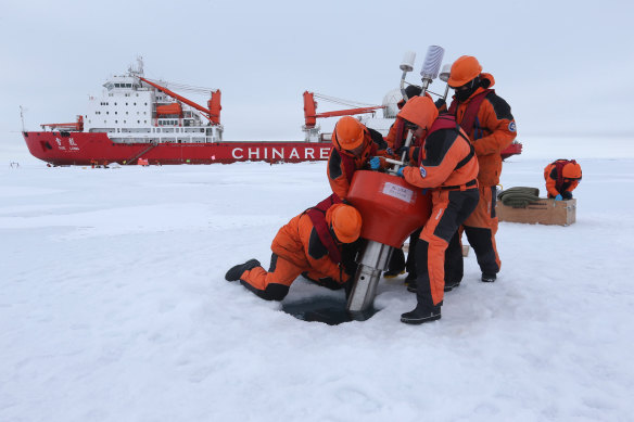 A scientific research team from the icebreaker Xue Long in the Arctic in 2016.
