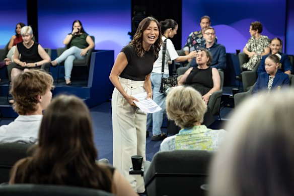 Kumi Taguchi talks to audience members before recording begins. 