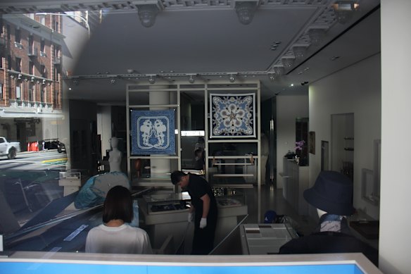 En la tienda Hermès tras el allanamiento de madrugada.