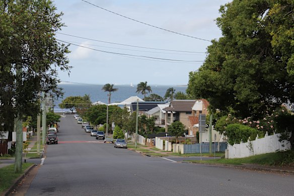 O plano para permitir torres de apartamentos de 15 andares no tranquilo subúrbio de Wynnum, à beira da baía, tem estado entre as políticas mais controversas do LNP, com considerável reação da comunidade no final de 2025. 