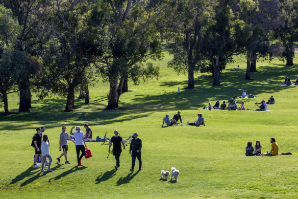 Locals enjoying the Northcote golf course during lockdowns in 2020. 