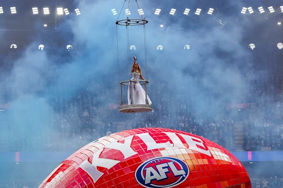 Kylie Minogue was a huge hit before the AFL grand final.
