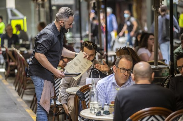 Australians wound back their spending on dining out in the December quarter.