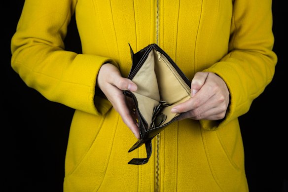 Falling house prices cause homeowners to feel poorer.