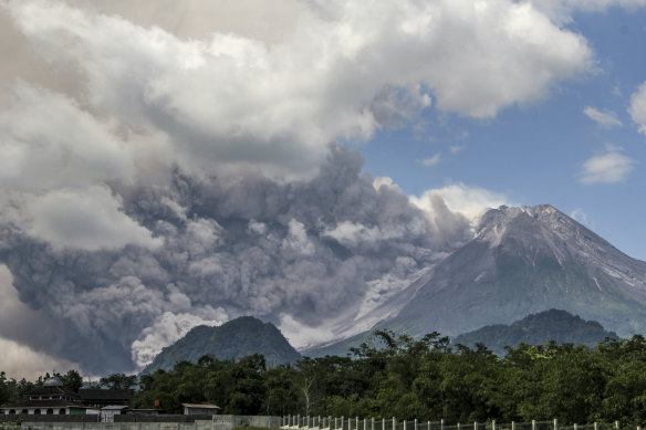 Merapi Dağı, Cumartesi günü Endonezya'nın Sleman kentinde meydana gelen bir patlama sırasında volkanik materyalleri serbest bıraktı.